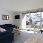 Bournecoast: Modern 2 Bed Flat With Patio - Fm8413