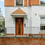 New Ground Floor Apartment, 4 Mins Walk To Beach