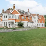 New Ground Floor Apartment, 4 Mins Walk To Beach