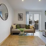 Large, Newly Renovated, Three Bedroom Town Centre Split Level Apartment With Free Parking, Sleeps Seven - Walking Distance To Beach