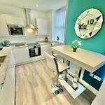 Coastal Vibes - Stunning Bournemouth Apartment With King Size Bed And Free Parking - Central Location And Close To Beach