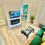 Coastal Vibes - Stunning Bournemouth Apartment With King Size Bed And Free Parking - Central Location And Close To Beach