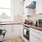 Town Centre Large 2 Bedroom Apt - Beach - Parking