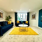 Amazing Large 3 Bedroom Apartment - Sleeps 8!