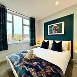 Amazing Large 3 Bedroom Apartment - Sleeps 8!