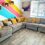 Massive New 8 Bedroom House Sleeps Up To 21 - Accepts Groups - Great Location - Free Parking - Fast Wifi - Smart Tvs - Sleeps Up To 21 People - Close To Bournemouth & Poole Town Centre & Sandbanks