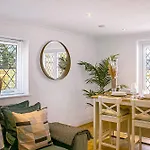 The Annex - Unparalleled Beach Front Luxury Accommodation - Private South West Facing Patio Area - Pet Friendly - Sky - Netflix - Super Fast Wi-Fi - Stones Throw To The Beach