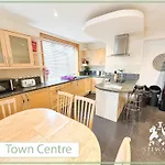 Town Centre Apartment Sleeps 9