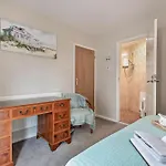 Oakwood Bungalow Christchurch Sleeps 8