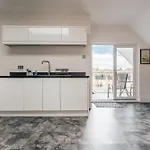 Private Two Bedroom Residence In Southbourne - Private Parking - Off The High Street - Minutes Away From The Beach