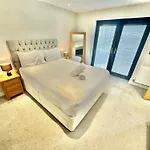 Spacious Modern Bungalow With Garden, Hot Tub, Gas Bbq And Sky Sports!