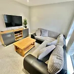 Spacious Modern Bungalow With Garden, Hot Tub, Gas Bbq And Sky Sports!