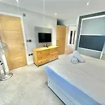 Spacious Modern Bungalow With Garden, Hot Tub, Gas Bbq And Sky Sports!