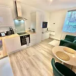 Spacious One Bedroom Apartment - With Parking And Wifi - Town Centre Location - Gated Access - Walk To Beach!