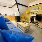 The Beach Hut - 1 Bedroom Apartment Near The Beach