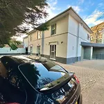 Two Bedroom Apartment - Heart Of Bournemouth - Free Parking - Sleeps 6 - Close To Town And Beach