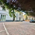 Two Bedroom Apartment - Heart Of Bournemouth - Free Parking - Sleeps 6 - Close To Town And Beach