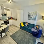 Two Bedroom Apartment - Heart Of Bournemouth - Free Parking - Sleeps 6 - Close To Town And Beach