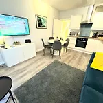 Two Bedroom Apartment - Heart Of Bournemouth - Free Parking - Sleeps 6 - Close To Town And Beach