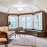 Rockmount Apartment