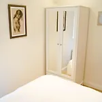 Modern 2 Bedroom Central Property With Private Parking