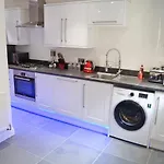 Modern 2 Bedroom Central Property With Private Parking