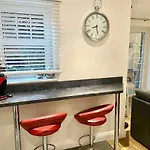 Modern 2 Bedroom Central Property With Private Parking