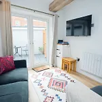 2 Bed House Free Parking 1Km From The Beach