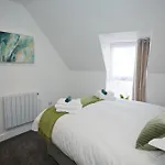 2 Bed House Free Parking 1Km From The Beach