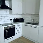Stunning Modern Apartment Sleeps 4 - 6 Min Walk From Golden Beaches-Free Parking