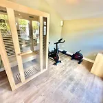 Luxury Home - Hot Tub - Pool Table - Gym - Sauna - Cinema Room - Free Parking - Close To Beach