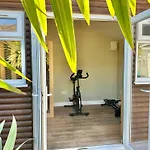 Luxury Home - Hot Tub - Pool Table - Gym - Sauna - Cinema Room - Free Parking - Close To Beach