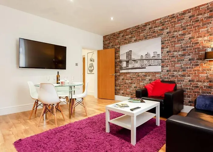 Stylish 2 Bed 2 Bath *Close To Beach And Centre With Parking*