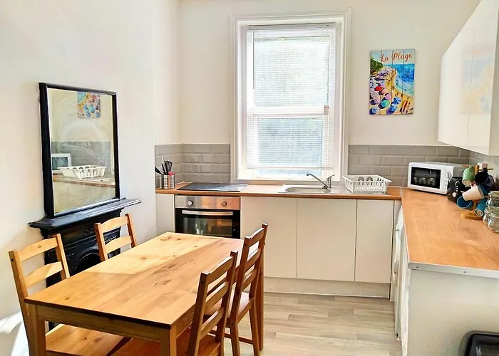 Entire Floor 2 Bedrooms On Westcliff
