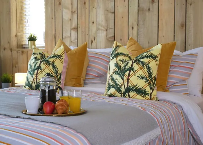 Stunning Sea View - Beach Location - Garden - Parking - Fast Wifi - Smart Tv - Beautiful 3 Bedroom Apartment Sleeps Up To 8!
