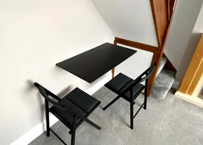 Spacious 2 Bed Apt Sleeps 4 Near Bournemouth Beach