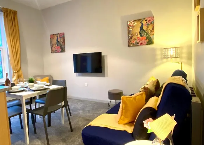 Funky Stylish Apartment! - 5 Minute Walk To The Best Beach! - Great Location - Parking - Fast Wifi - Smart Tv - Newly Decorated - Sleeps Up To 4! Close To Bournemouth & Poole Town Centre & Sandbanks