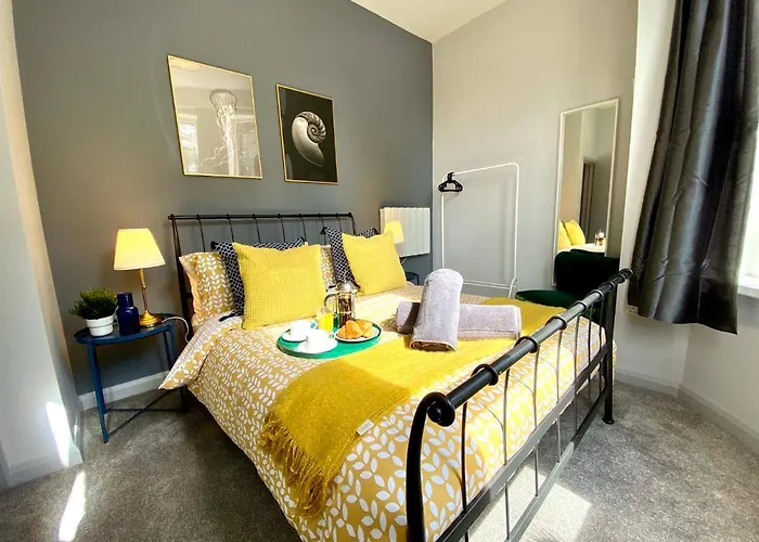 Trendy Stylish Apartment! - 5 Minute Walk To The Best Beach! - Great Location - Parking - Fast Wifi - Smart Tv - Newly Decorated - Sleeps Up To 6! Close To Bournemouth & Poole Town Centre & Sandbanks