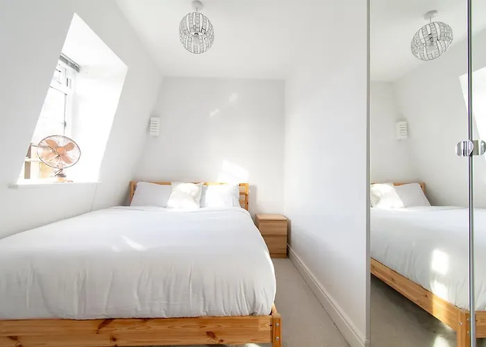 Modern 1 Bed Flat 2 Mins Walk From Restaurants Bars Clubs & Beach! Wow!