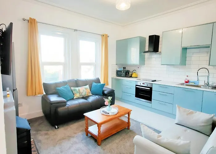 Flat-C, 4 Adults, 20 Mins To Beach, Netflix, Wifi, Sleeps 4 Adults