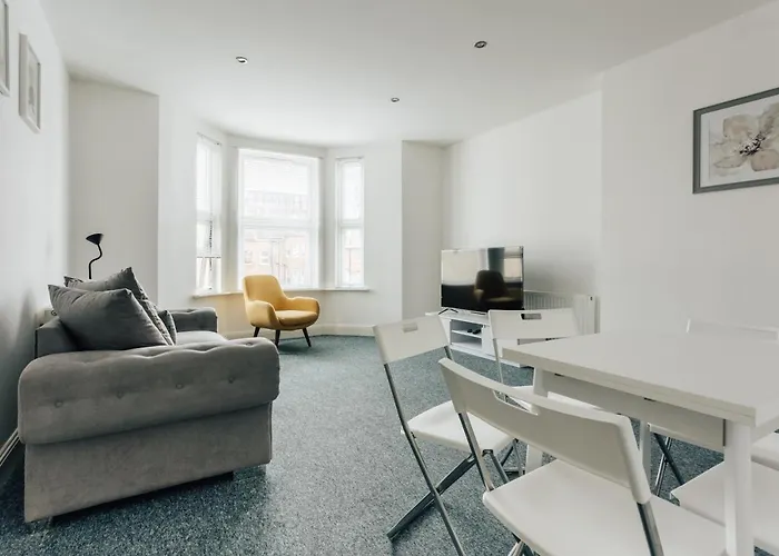 Modern Two Bedroom Apartment - Prime Location - Family - Business - Short Breaks Getaway