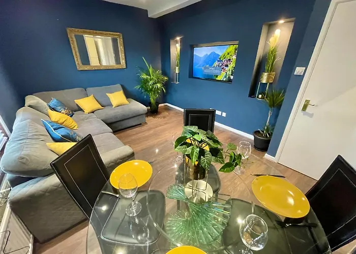 Cozy Two Bedroom - A Stroll From Gardens To Beach - With Parking