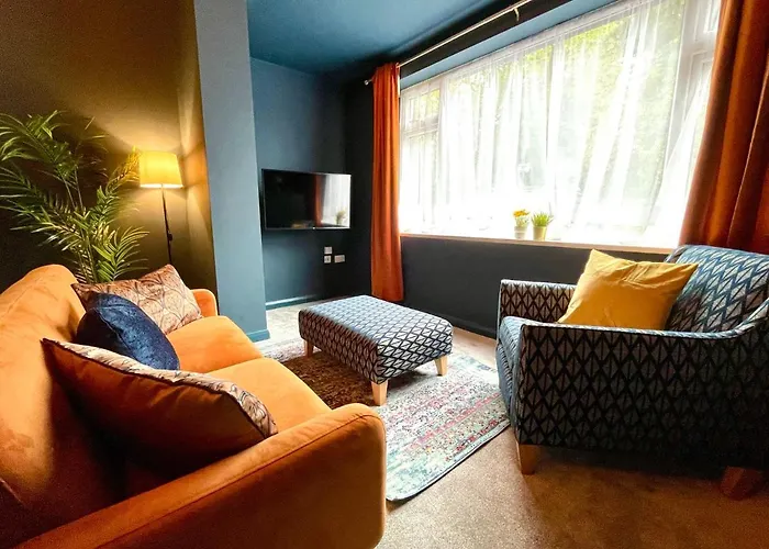 Stunning & Stylish 2 Bedroom Apartment! - 5 Minute Walk To The Best Beach! - Great Location - Free Parking - Fast Wifi - Smart Tv - Newly Decorated - Sleeps Up To 4! Close To Bournemouth & Poole Town Centre & Sandbanks