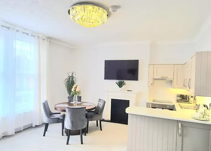 Spacious 3 Bed Flat Near The Sea With Parking