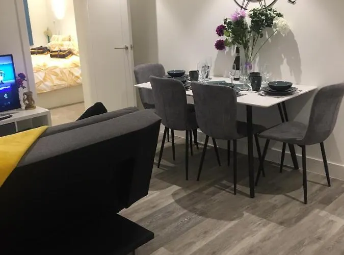 Stylish Apartment, Beach & Town 2 Min Walk