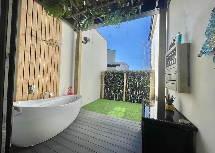 The Jungle Apartment - By Coastline Retreats - Jungle Themed Garden Apartment - Outdoor Bath - Next To Seafront - Childrens Toys - Superfast Wifi - Netflix - Disney