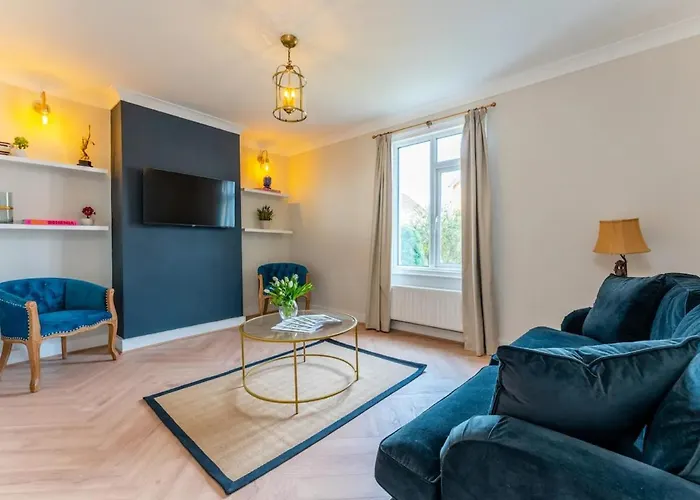 Gorgeous Interior Designed 3 Bedroom Home - Newly Decorated - Free Parking - Ultrafast Wifi - Smart Tv - Netflix - Sleeps Up To 6! Close To Bournemouth Town Center & Poole & Sandbanks