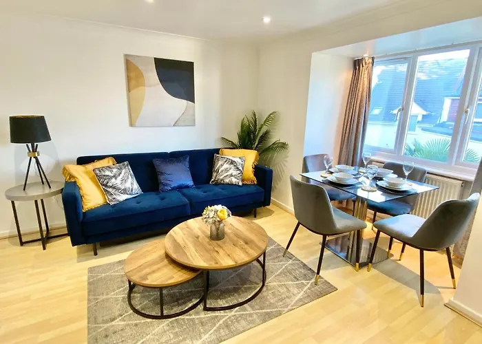 Bournemouth Central Four-Storey Townhouse With Free Parking