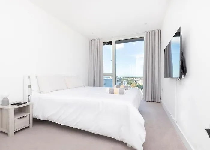 Immaculate Penthouse-Sea & Cityscape Views+Balcony