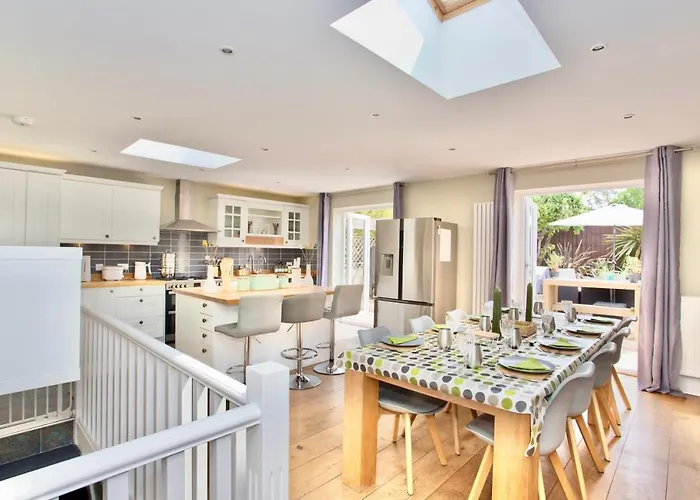 Luxury Home - Hot Tub - Pool Table - Gym - Sauna - Cinema Room - Free Parking - Close To Beach